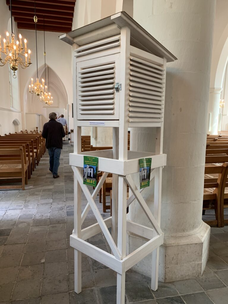 Weerhuisje nagemaakt als onderdeel van expositie Jan Thate